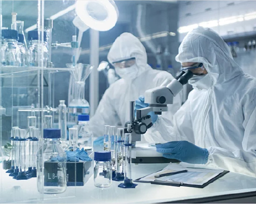 肽跃生物科技研发中心实验室，科研人员正在工作